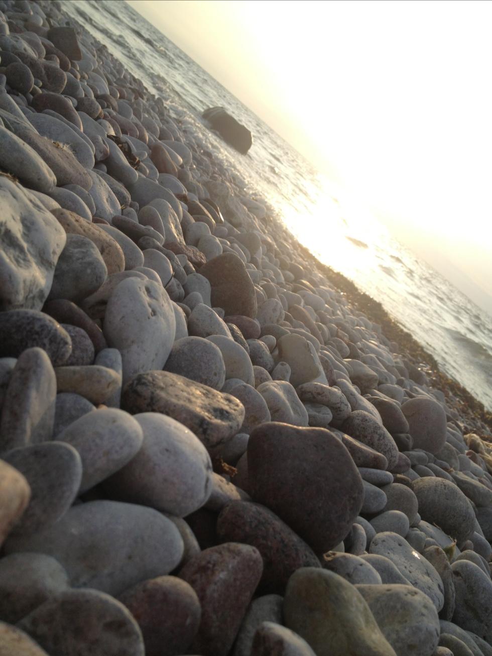 Kneippbyns strand på Gotland en solig sommarkväll.