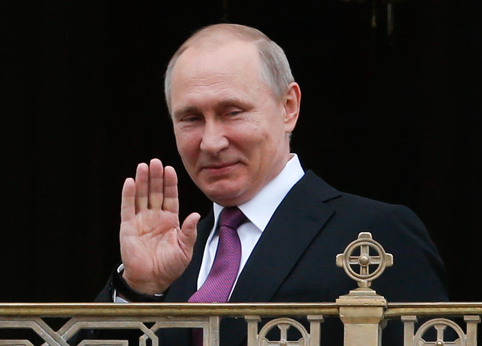Rysslands president Vladimir Putin tas i dag emot i Versailles av sin nye franske kollega Emmanuel Macron. Arkivbild.