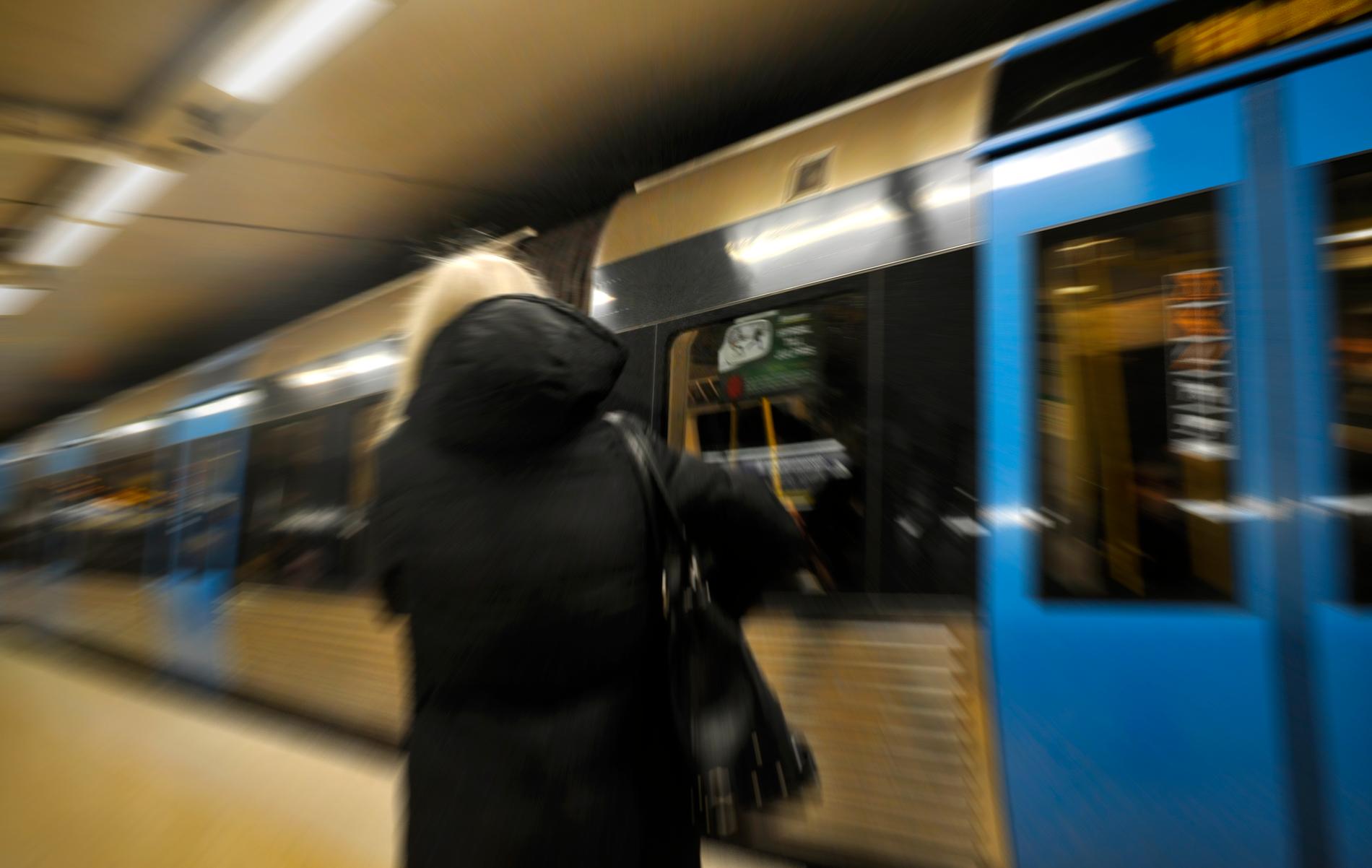 En gravid kvinna fördes till sjukhus på torsdagskvällen efter att tumult uppstått i samband med en biljettkontroll i Stockholms tunnelbana. Arkivbild.