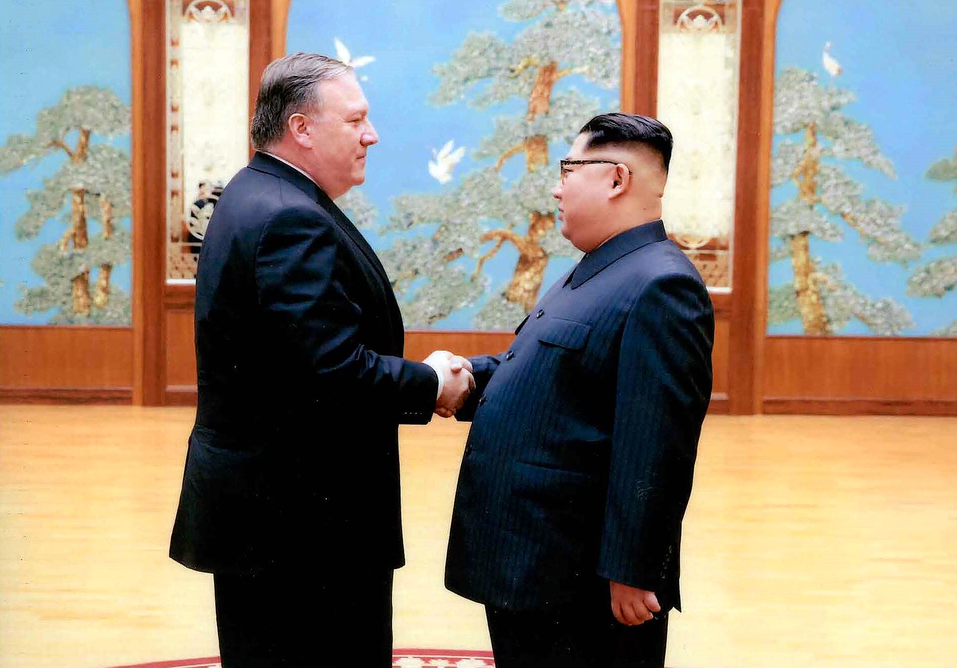 Mike Pompeo skakar hand med Nordkoreas diktator Kim Jong-Un.