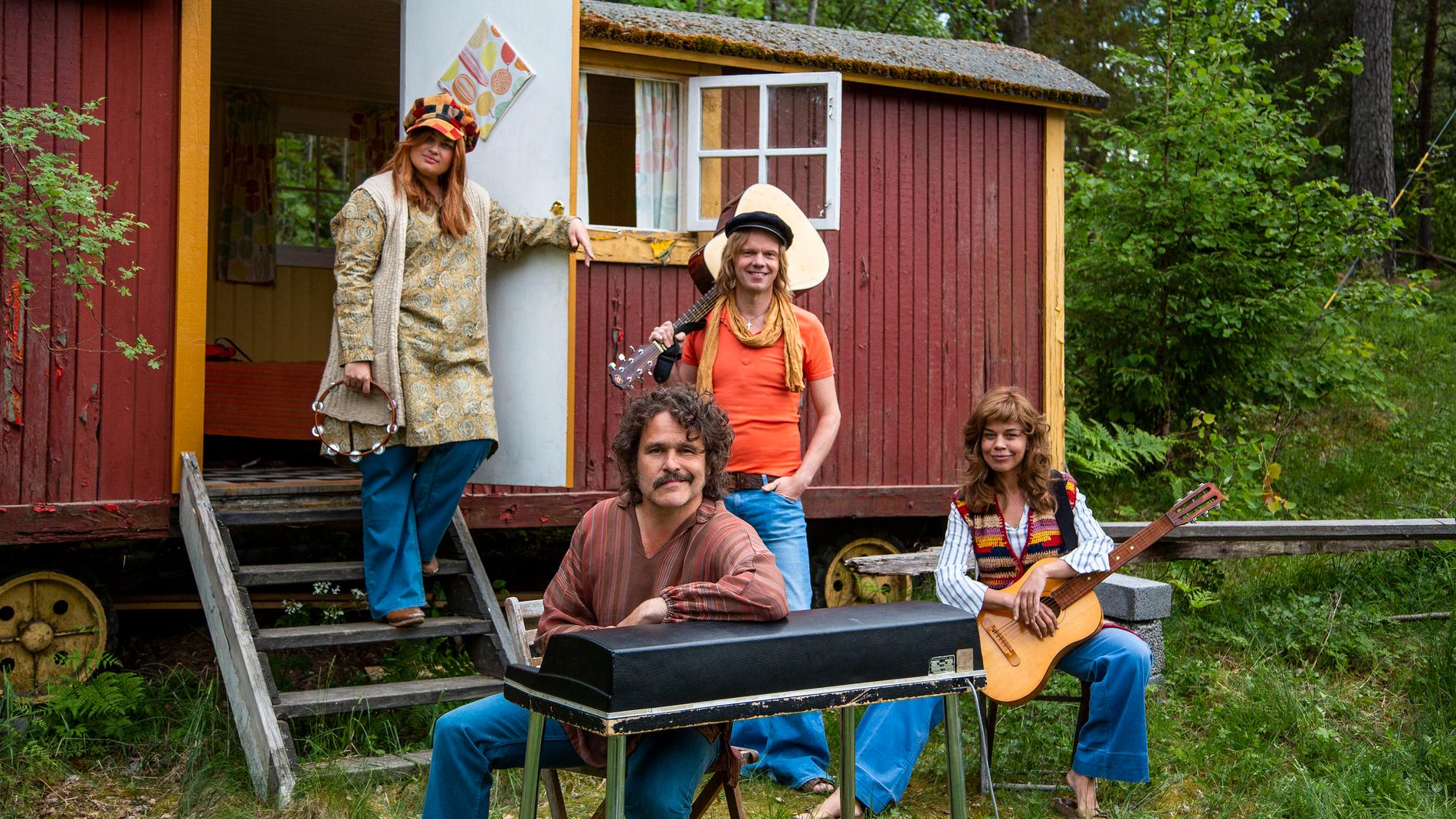 Lotta Lundgren, Erik Haag, Kakan Hermansson och Olof Wretling startar band i en ny SVT-serie. Pressbild.