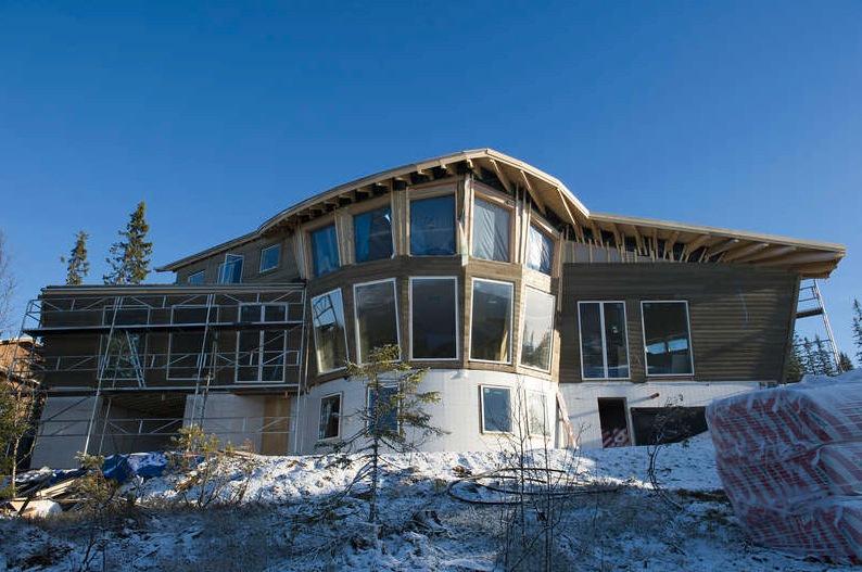 Zlatan Ibrahimovic har beställt ett fritidshus högt uppe på berget i Björnänge i Åre. Närmast granne med hotell Copperhill  och med en mäktig utsikt över Åresjön och Åredalen.