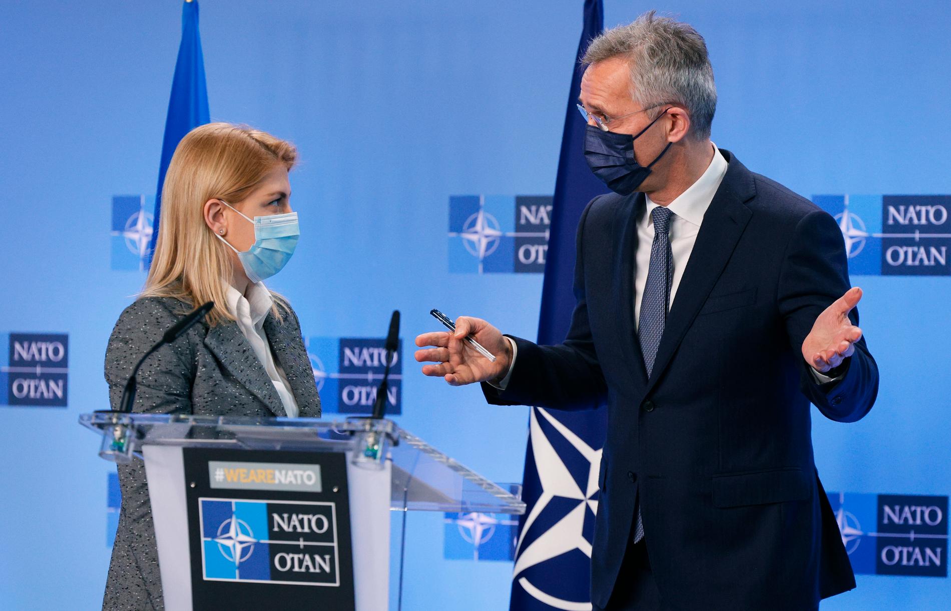 Ukrainas biträdande premiärminister Olha Stefanisjyna tillsammans med Natos generalsekreterare Jens Stoltenberg i Bryssel.