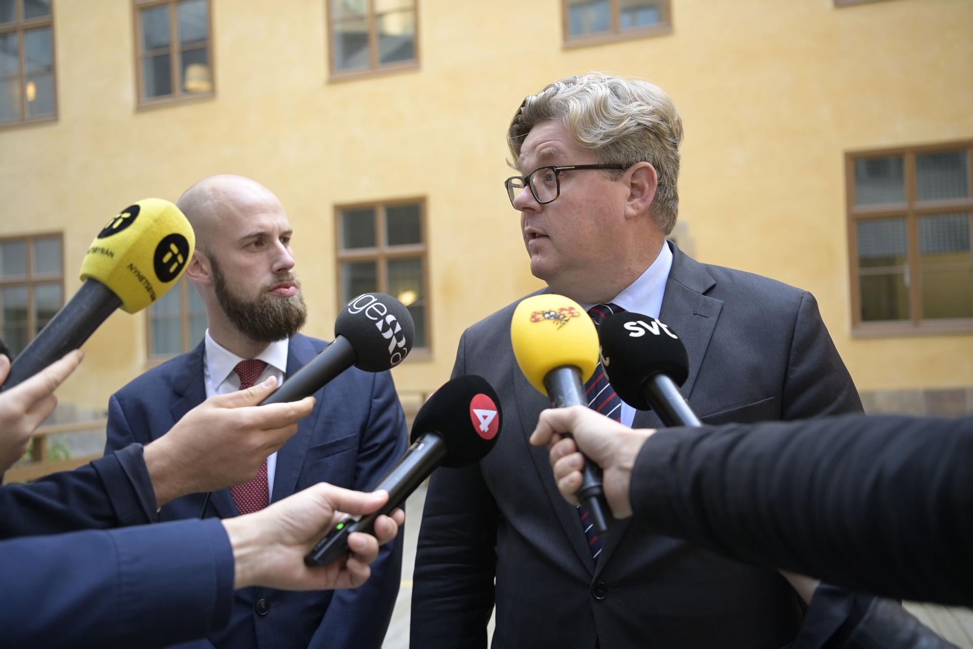 Carl-Oskar Bohlin, minister för civilt försvar och justitieminister Gunnar Strömmer turades om med att lägga ut texten. 