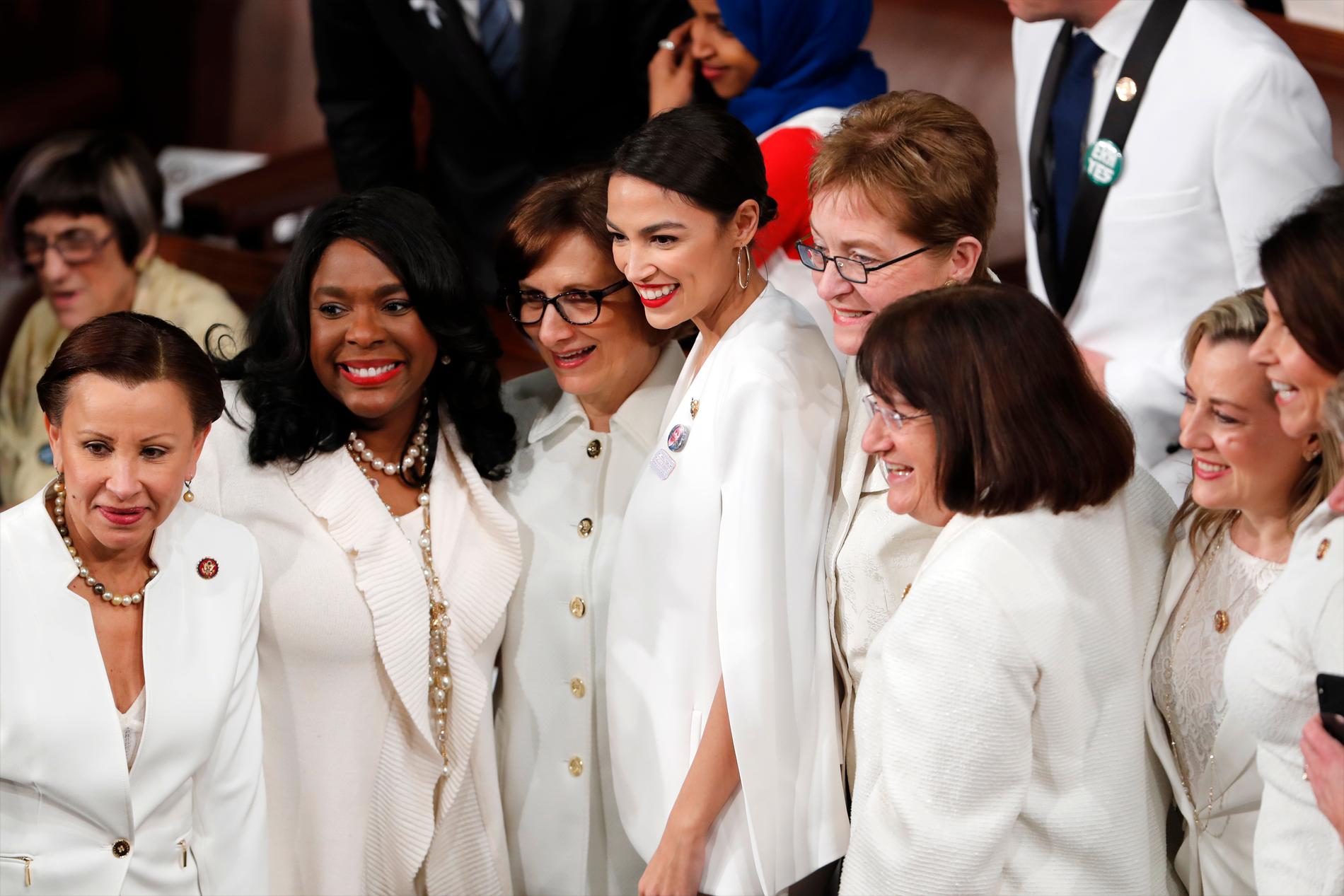 New Yorkdemokraten Alexandria Ocasio-Cortez, i mitten, omgiven av andra kvinnliga kongressledamöter strax före president Donald Trumps State of the union-tal.