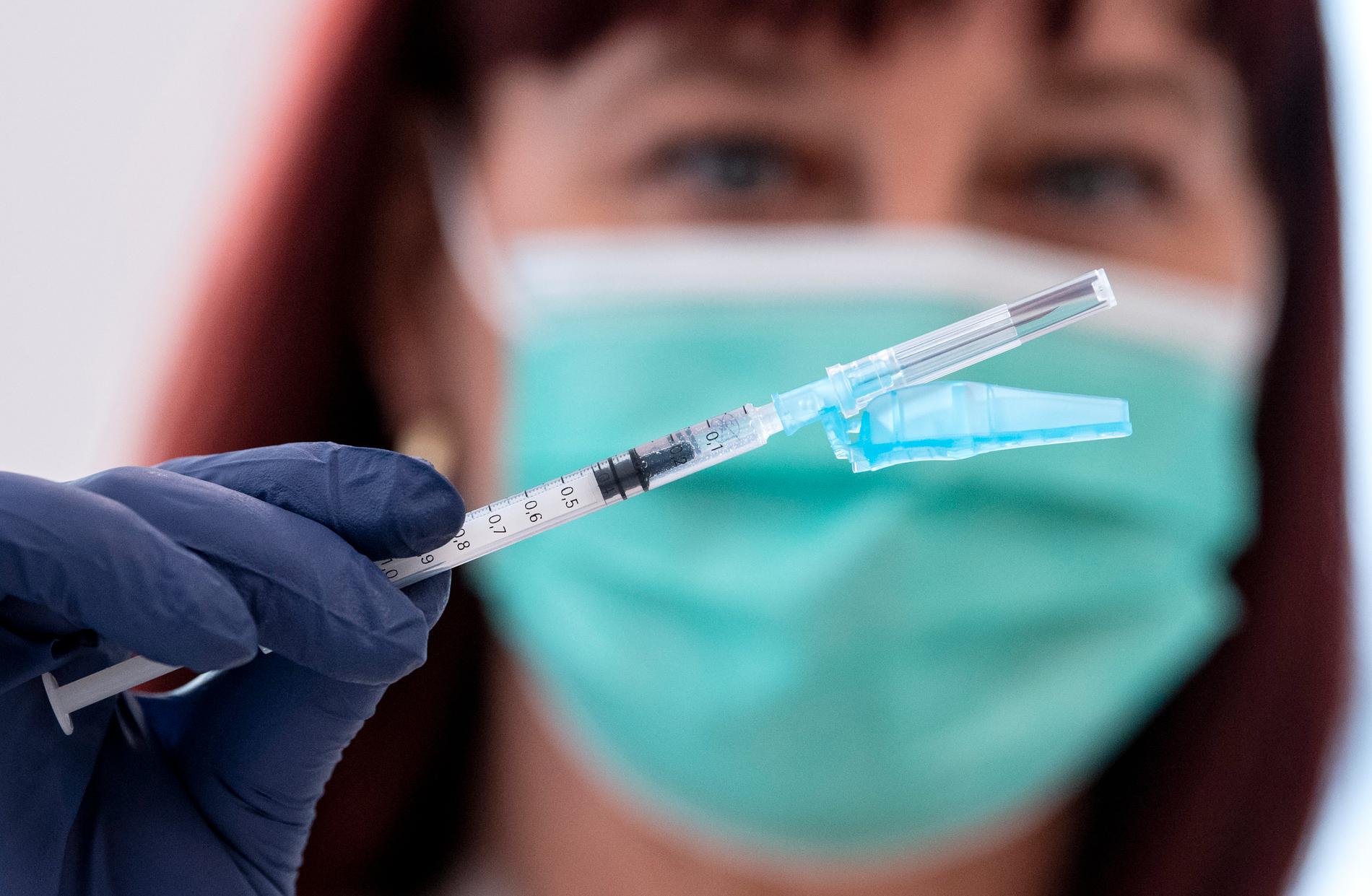 En spruta laddad med vaccin under den pågående coronavaccinationen i fas 2 på vårdcentralen i Limhamn på fredagen.