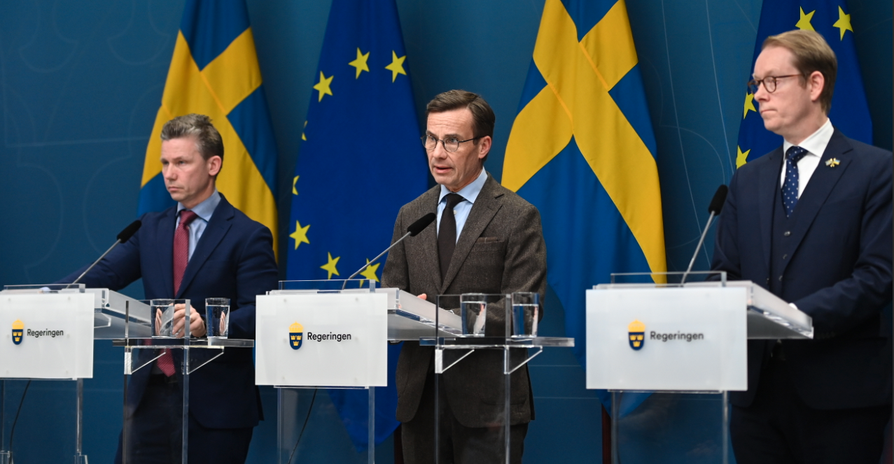 Försvarsminister Pål Jonson, statsminister Ulf Kristersson och utrikesminister Tobias Billström håller pressträff.