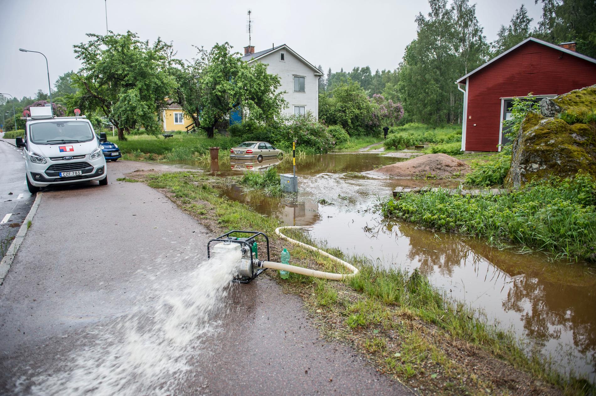 Översvämmad gård i Norberg.