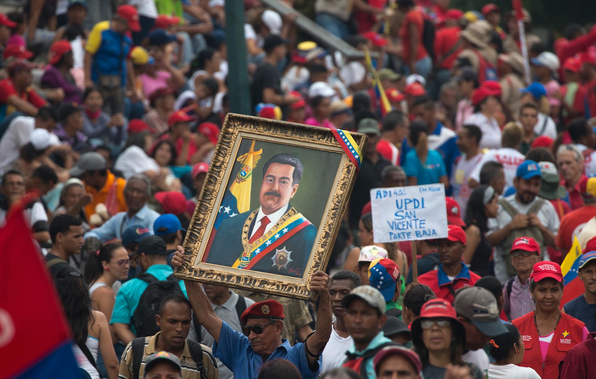 Regeringstrogna anhängare under en manifestation till stöd för president Nicolás Maduro i Venezuelas huvudstad Caracas i lördags.