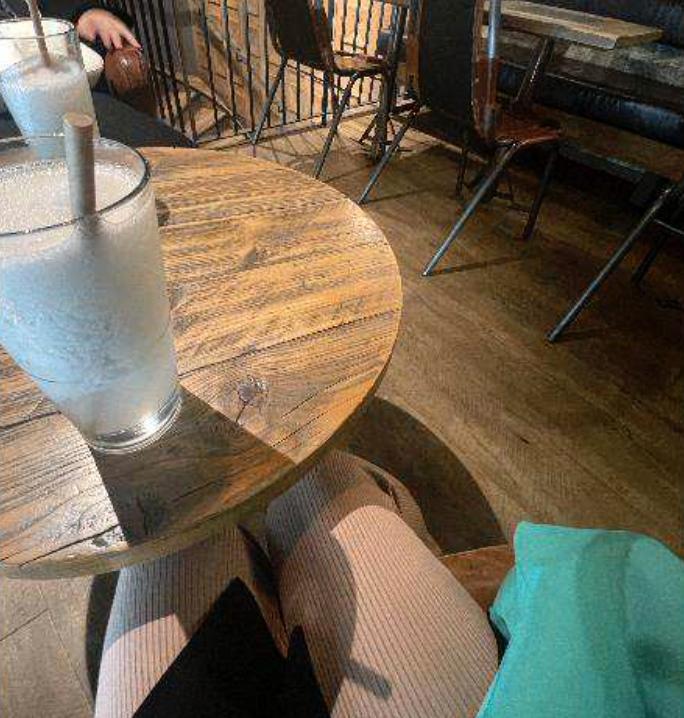 Tjejerna fikar. Normal-påsen med handgranaterna står på golvet under bordet.