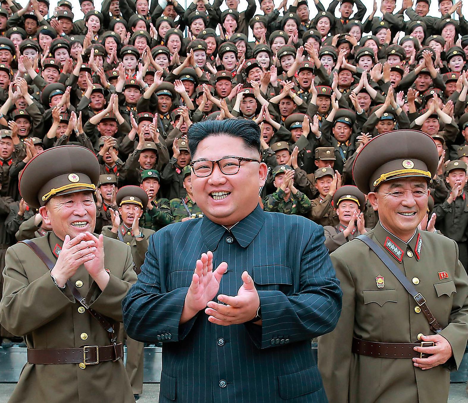 KÄRNTRUPPEN Nordkoreas ledare Kim Jong-un med sina höga officerare. Journalisten och experten på terrorfinansiering, Loretta Napoleoni skriver att 
