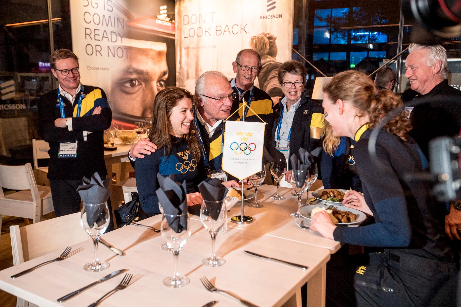 Svenska skidskyttelandslaget firas av bland andra kung Carl XVI Gustaf på Sweden arena. 
