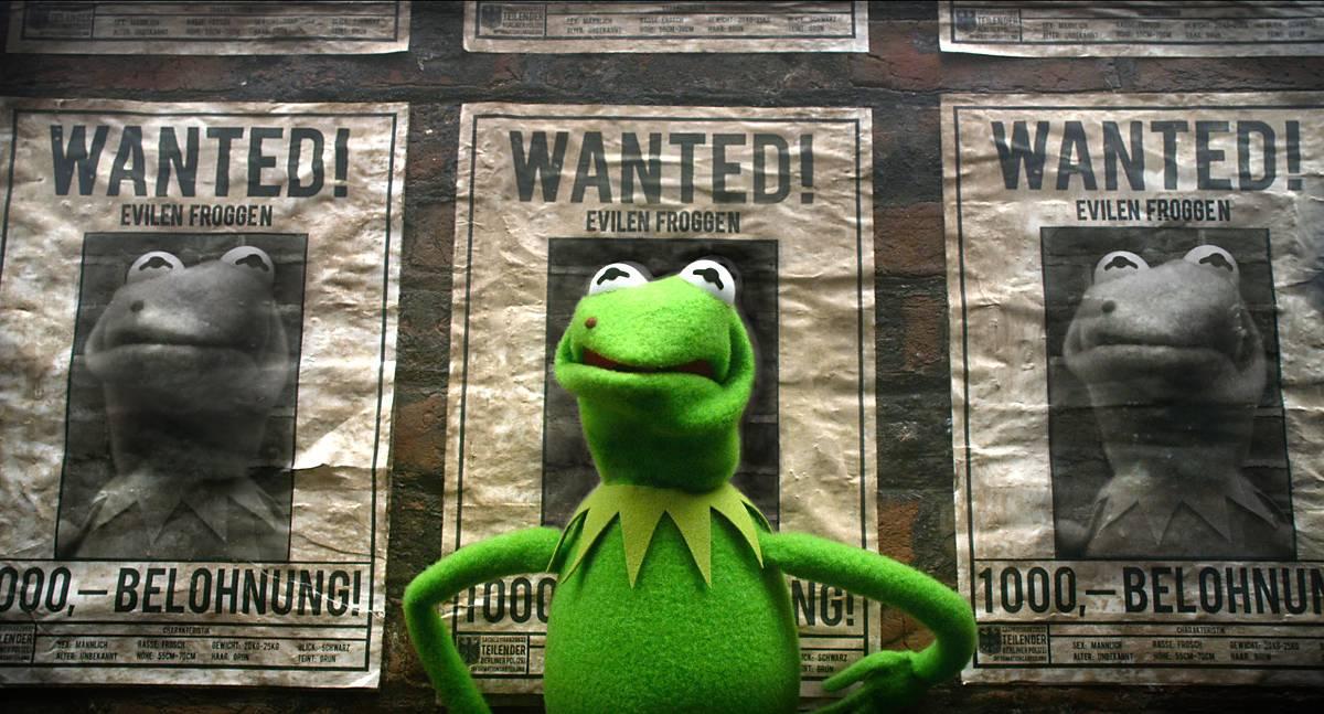 Superduperskurken och Kermit-kopian Constantine i ”Mupparna most wanted”. Notera att det på den ”tyska” affischen står ”Evilen Froggen” i stället för det korrekta ”Böse Frosch” för ”Ond groda”.