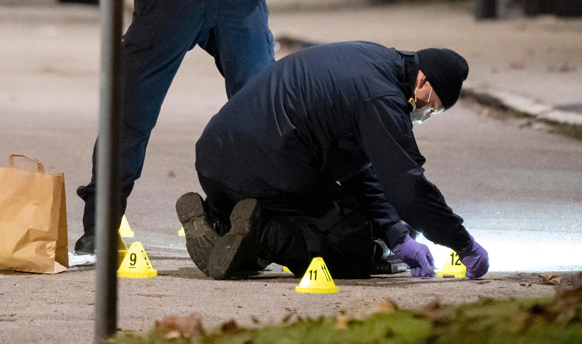 Kriminaltekniker arbetar under natten till tisdagen innanför avspärrningarna efter en skottlossning på Jöns Risbergsgatan.