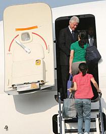 Bill Clinton hälsade de frisläppta journalisterna välkomna på planet mot USA.