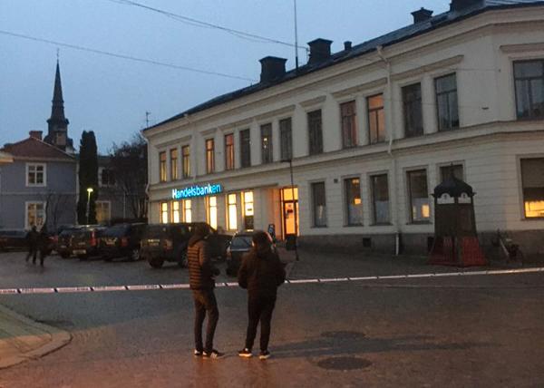 En beväpnad gärningsman ska ha slagit till mot en bank i Lindesberg, enligt uppgifter till Aftonbladet.