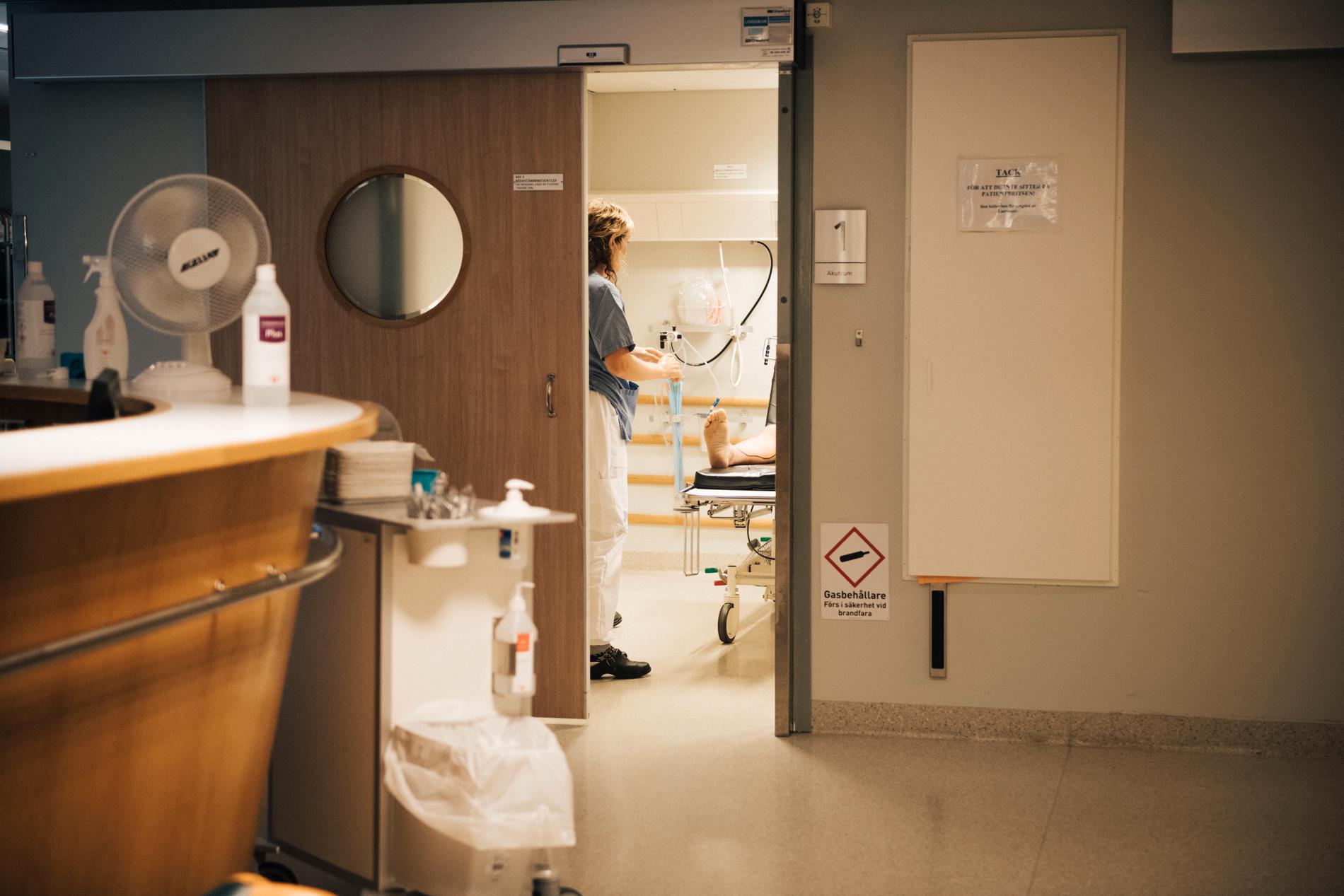Patienter som inte får plats i rummen får ligga i korridoren – eller i det fruktade ”Exit Lounge”.