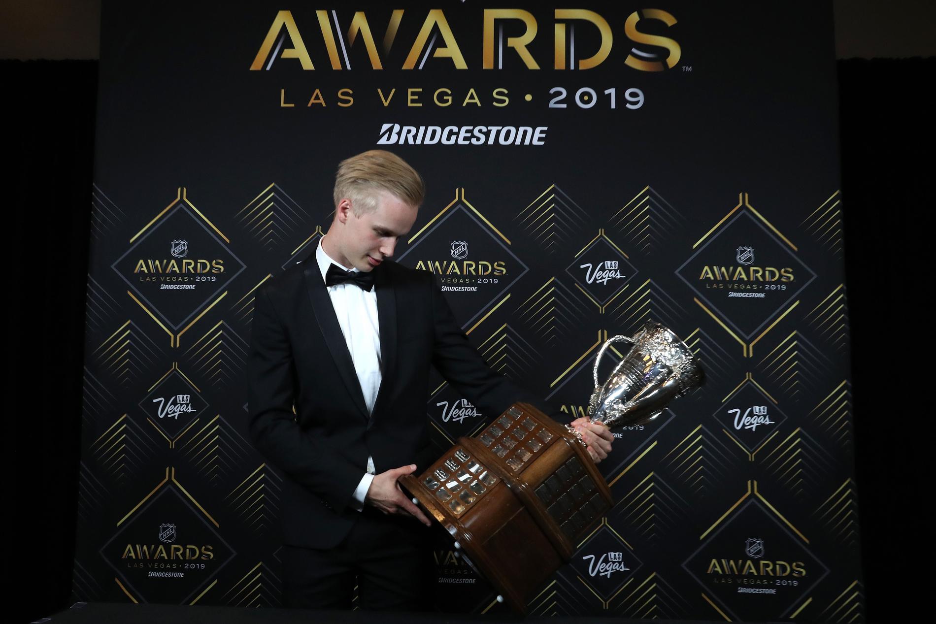 Elias Pettersson med Calder Trophy