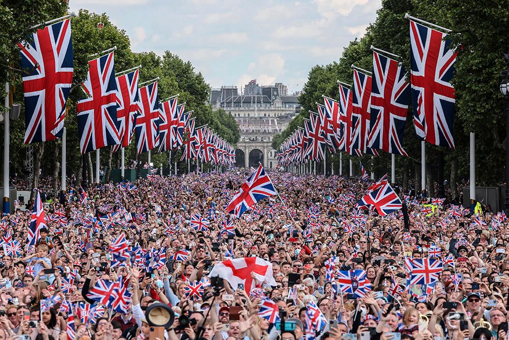 The Mall framför Buckingham Palace är full av människor som vill fira drottning Elizabeths 70 år på tronen. 