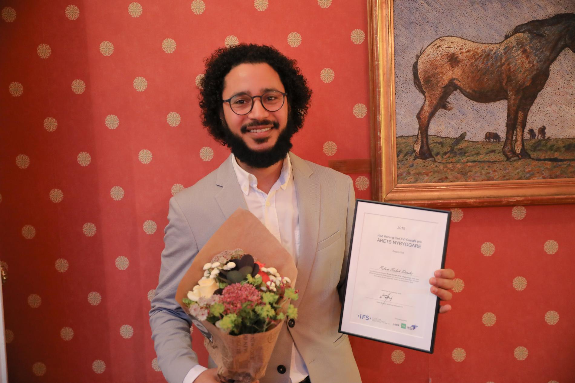 Eslam Salah efter att juryn tilldelat honom priset.