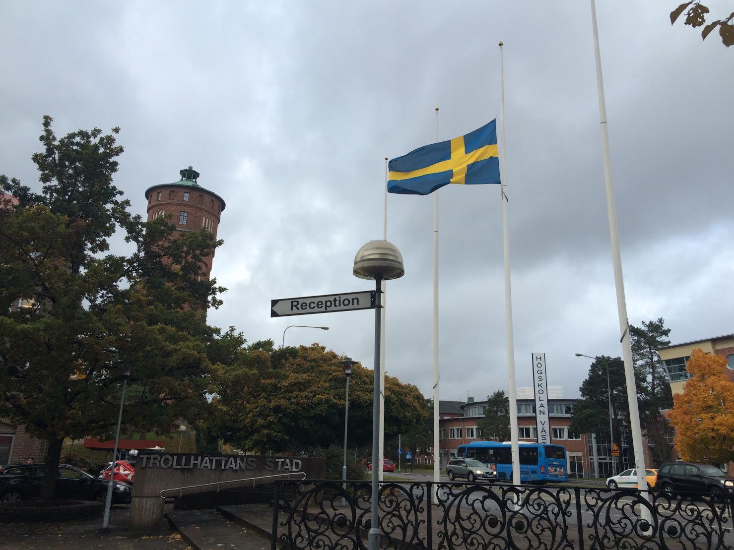Kommunhuset i Trollhättan flaggar på halvstång.