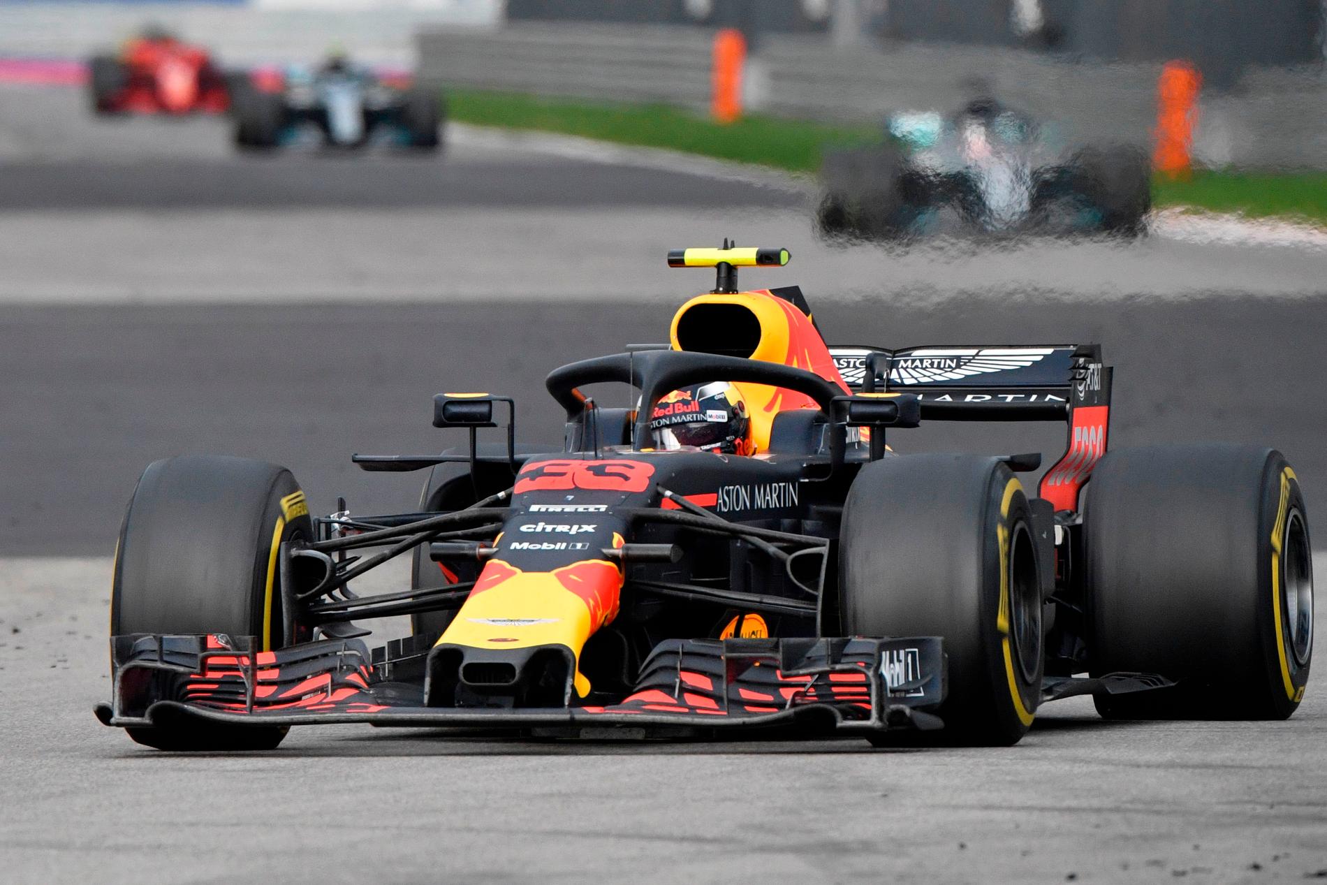 Red Bull och Honda tar bestraffningar för VM-titeln i F1