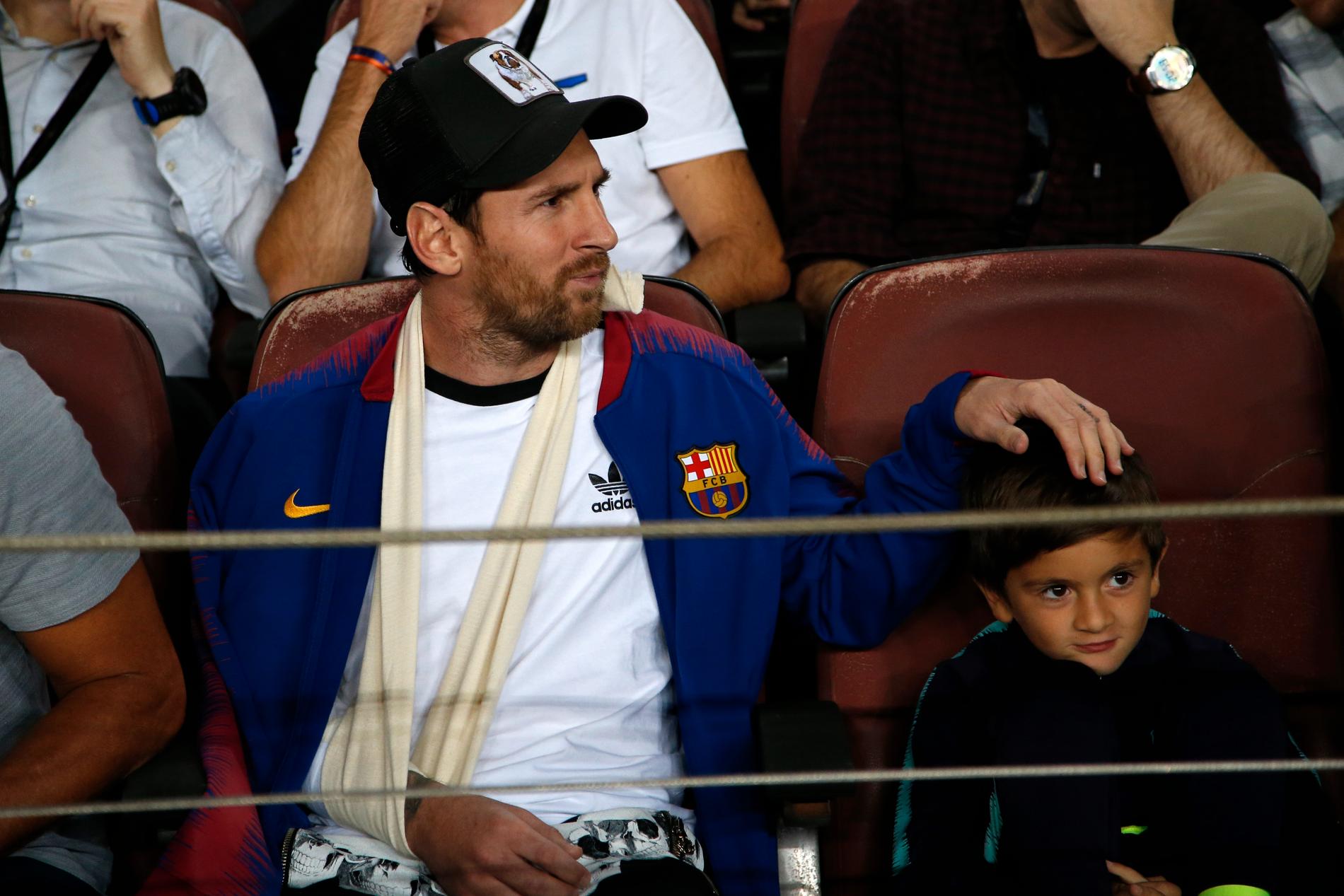 Lionel Messi på läktaren med mitella. Arkivbild.