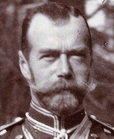 Tsar Nikolaj ersattes av en provisorisk regering med Aleksandr Kerenskij i spetsen.