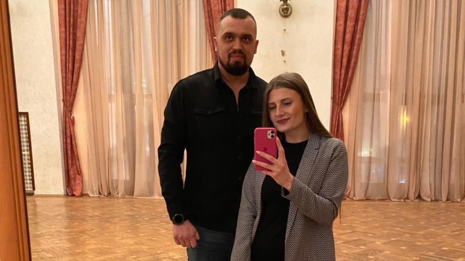 Lidia med sin pojkvän Nikita på Dramateatern i Mariupol. Dagen efter deras flykt från staden totalförstördes teatern i en rysk attack - enligt uppgifter ska 300 personer  dödats. 