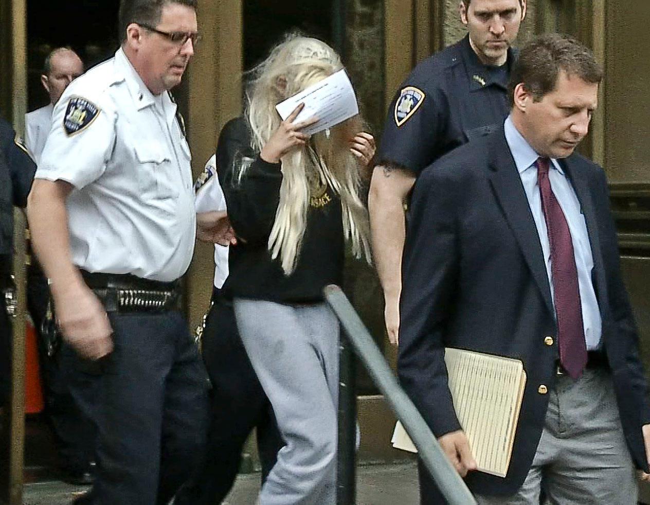 Amanda Bynes leds ut ur rättssalen efter att ha kastat en haschpipa i marken tidigare i år.