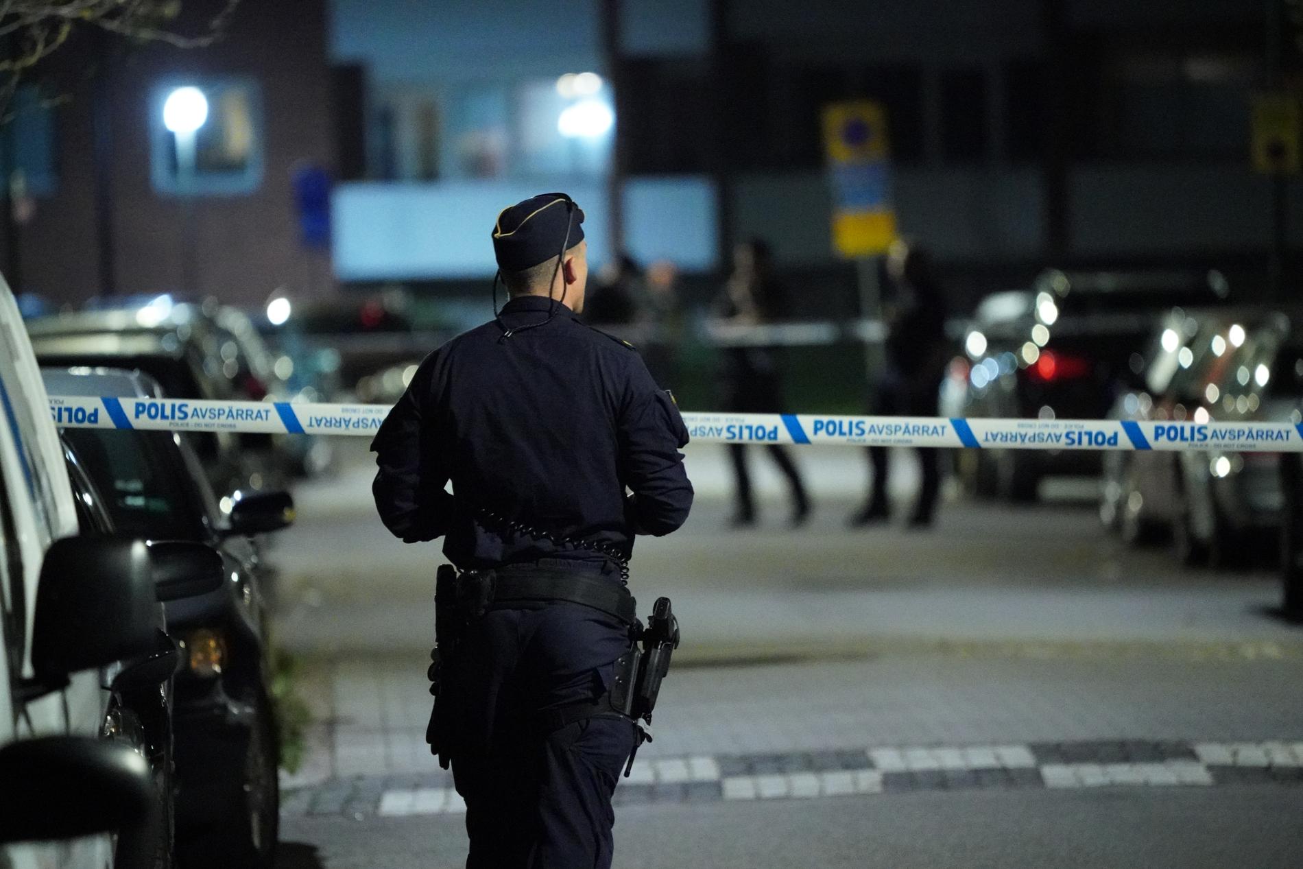 Polis har spärrat av ett större område i Malmö efter att en man på söndagskvällen hittats skottskadad.