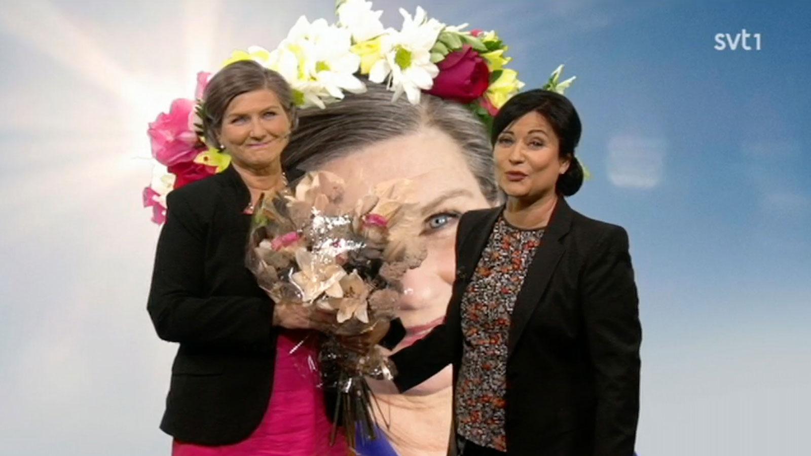 Helen Tronstad överraskades med blommor av Rapports nyhetsankare Lisbeth Åkerman.