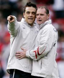 Paul Gascoigne (till höger) tillsammans med popstjärnan Robbie Williams under en jippomatch 2006.