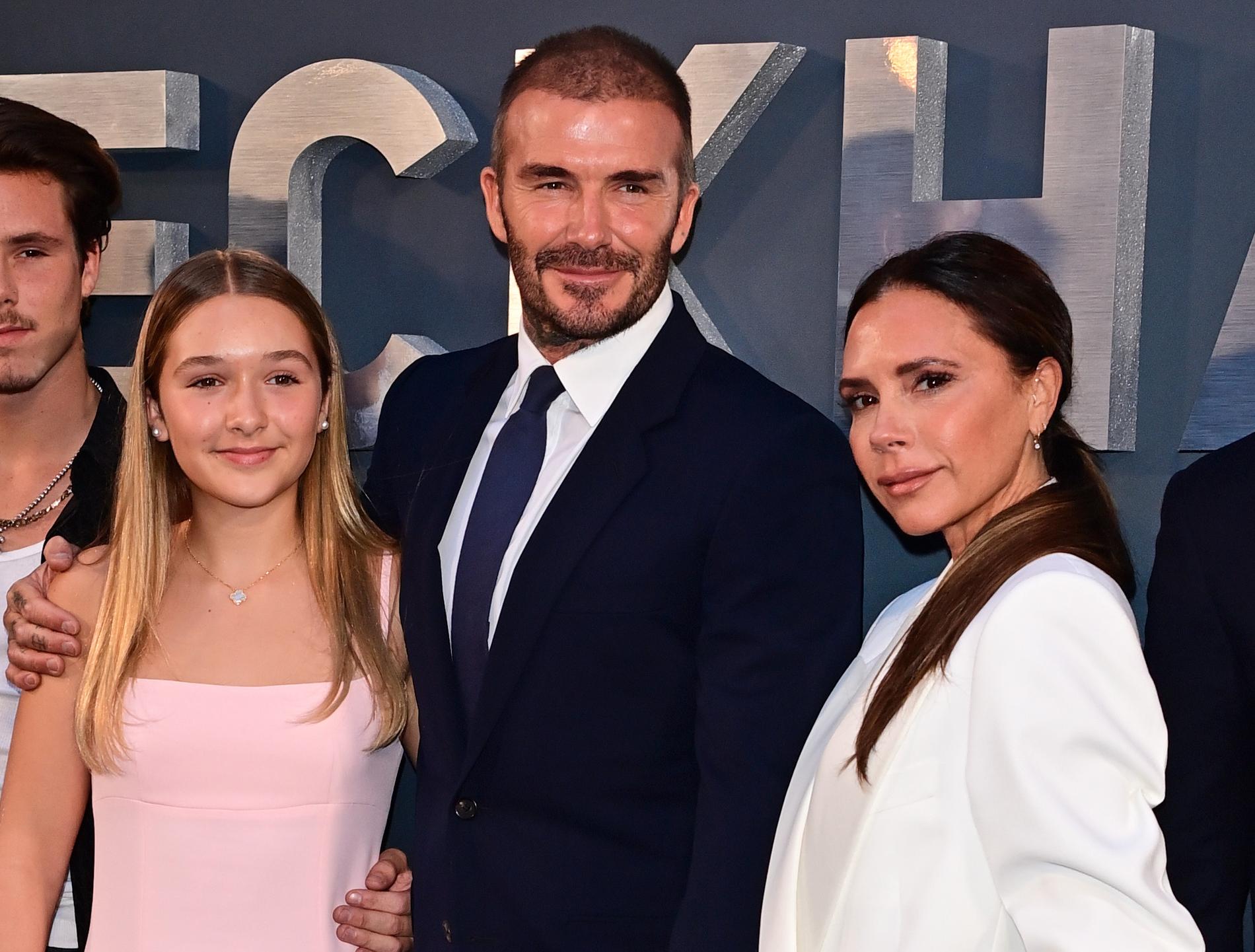 Harper Beckham med sina föräldrar David och Victoria. 