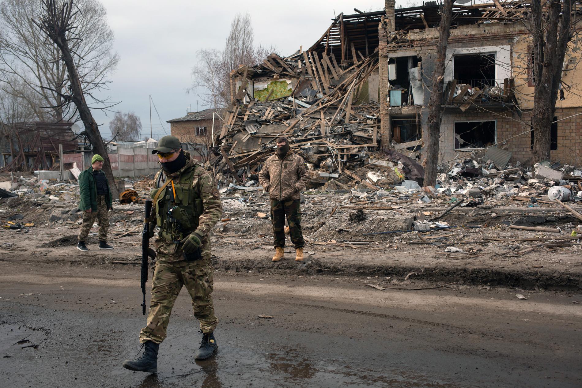 Ukrainska soldater säkrar staden. 