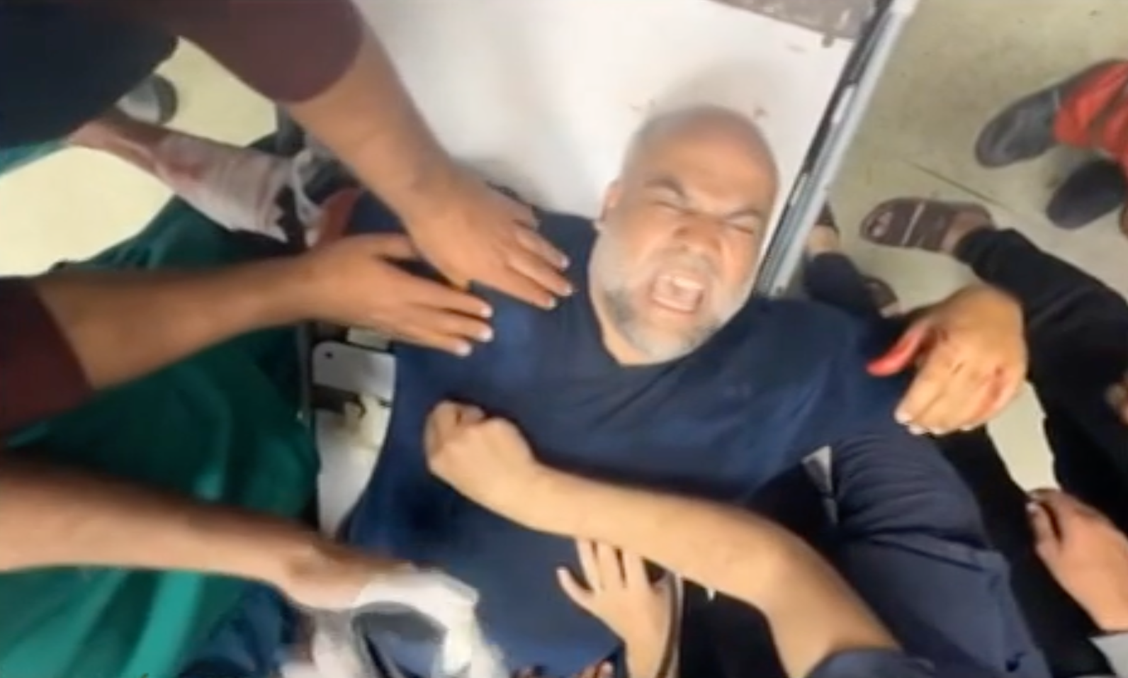 Wael al-Dahdouh behandlas för sina skador på ett sjukhus i Gaza. 
