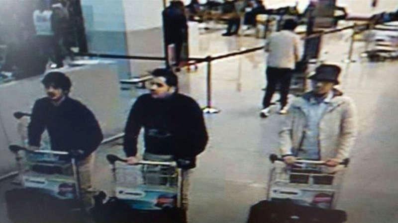 Övervakningsbilden från flygplatsen visar de tre männen strax innan de utlöser sina väskbomber.