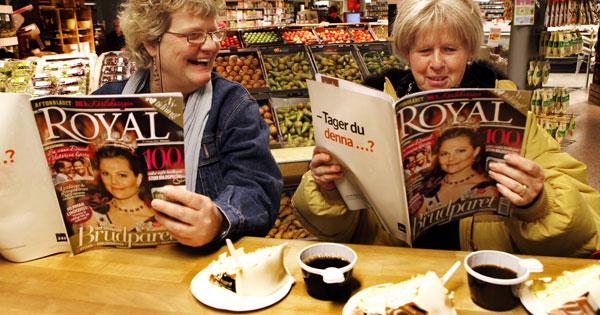 Slukar Royal Systrarna och pensionärerna Marianne Söderström, 55, och Eva Baltisser, 61, slukar Aftonbladet Royal. ”Det är spännande att läsa om kungligheter och man vill ju hänga med i vad som händer, säger Eva, till höger. ”Det är roligt med människor som är kära och ska gifta sig”, säger Marianne, till vänster.
