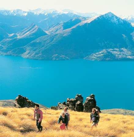 Vandring är populärt i Nya Zeeland. Här bär det upp för Cecil Peak med svindlande utsikt över sjön Wakatipu. Vid sjöns norra strand ligger Queenstown - äventyrssporternas mecka. Här kan man ägna sig åt allt från fallskärmshoppning, bungy-jump och snowboardåkning till fiske och forsränning.