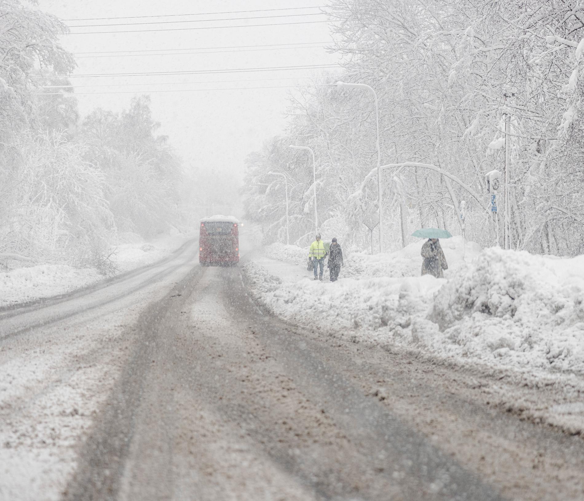 Kaotisk trafikdag i Sverige. Och mer snö är att vänta.