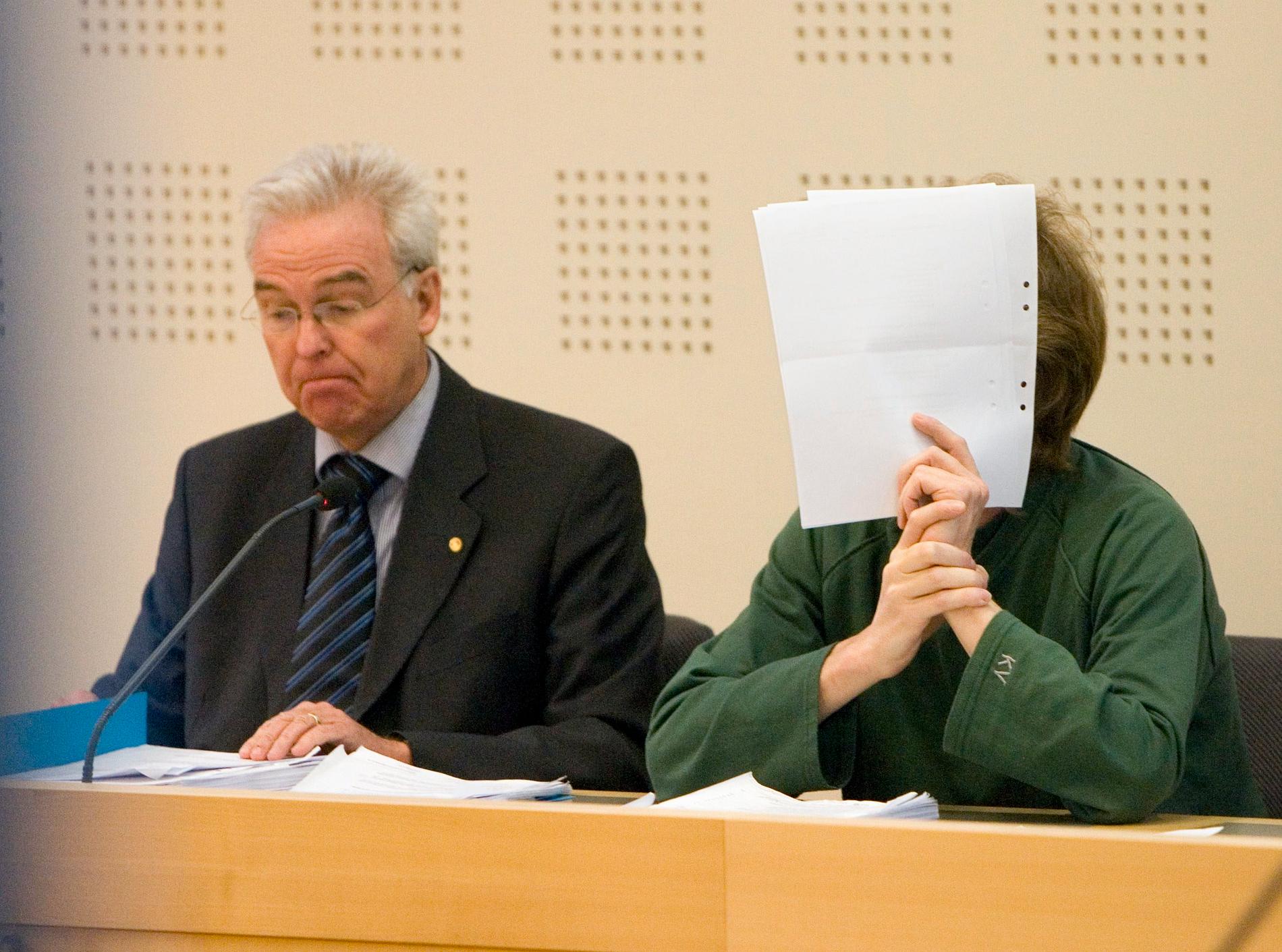 Gryningspyromanen med sin advokat vid en rättegång 2009. Arkivbild.