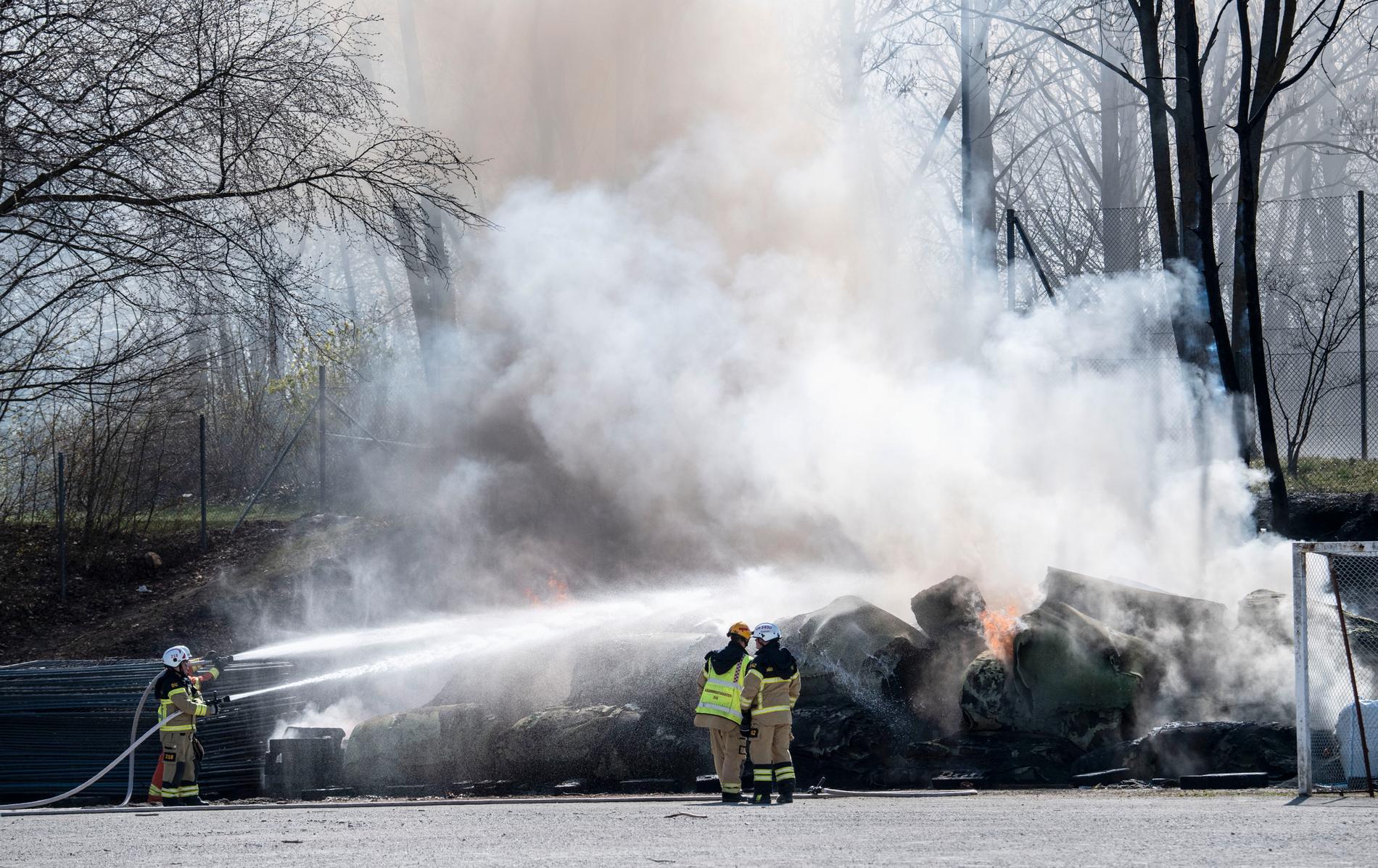 Kraftig brand på konstgräsplan i Limhamn.