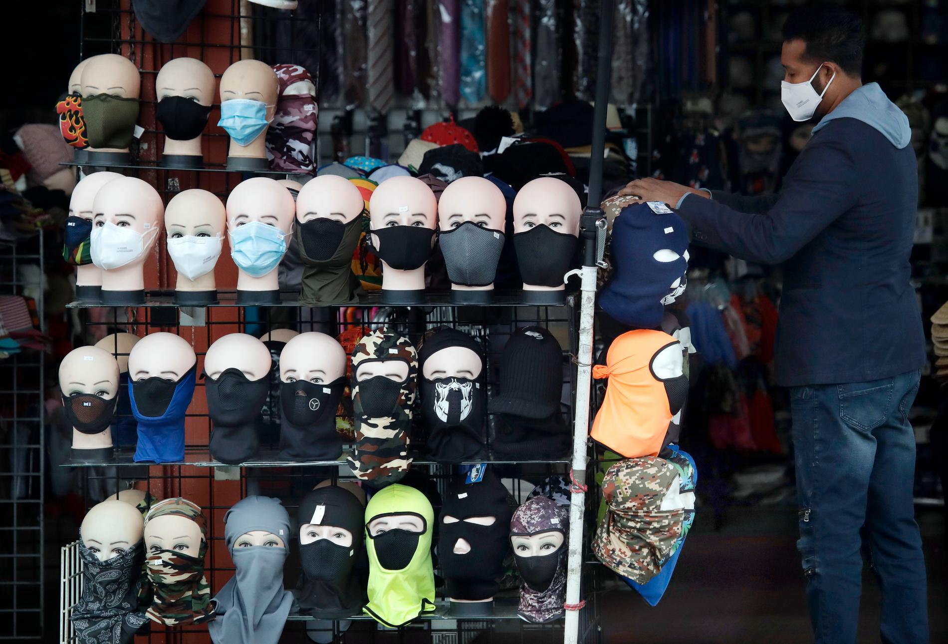 LOS ANGELES, USA Försäljare med utbud av munskydd i Los Angeles på fredagen.