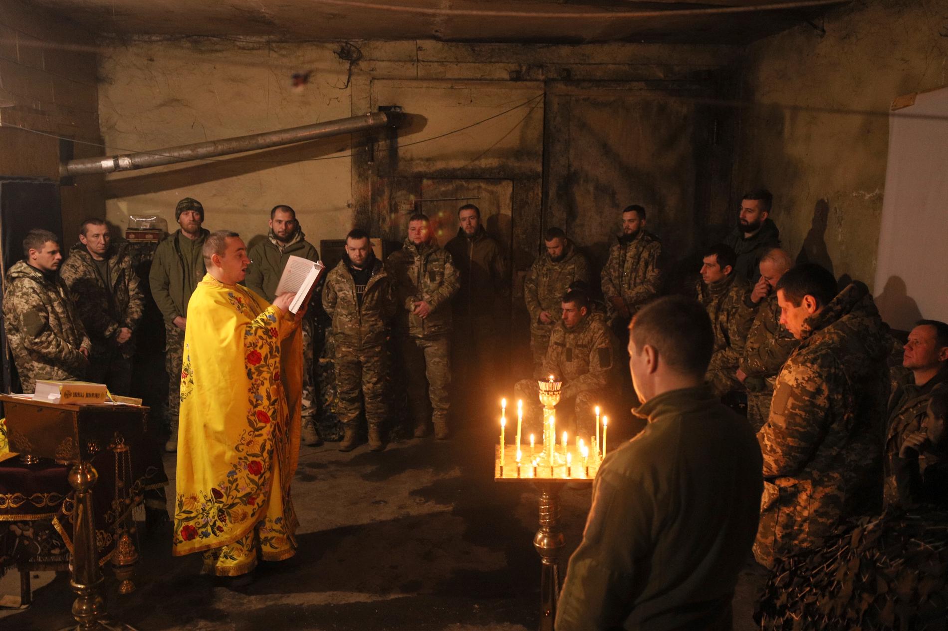 Pastor Ivan läser böner för ukrainska soldater vid fronten, foto från den 15 december. 