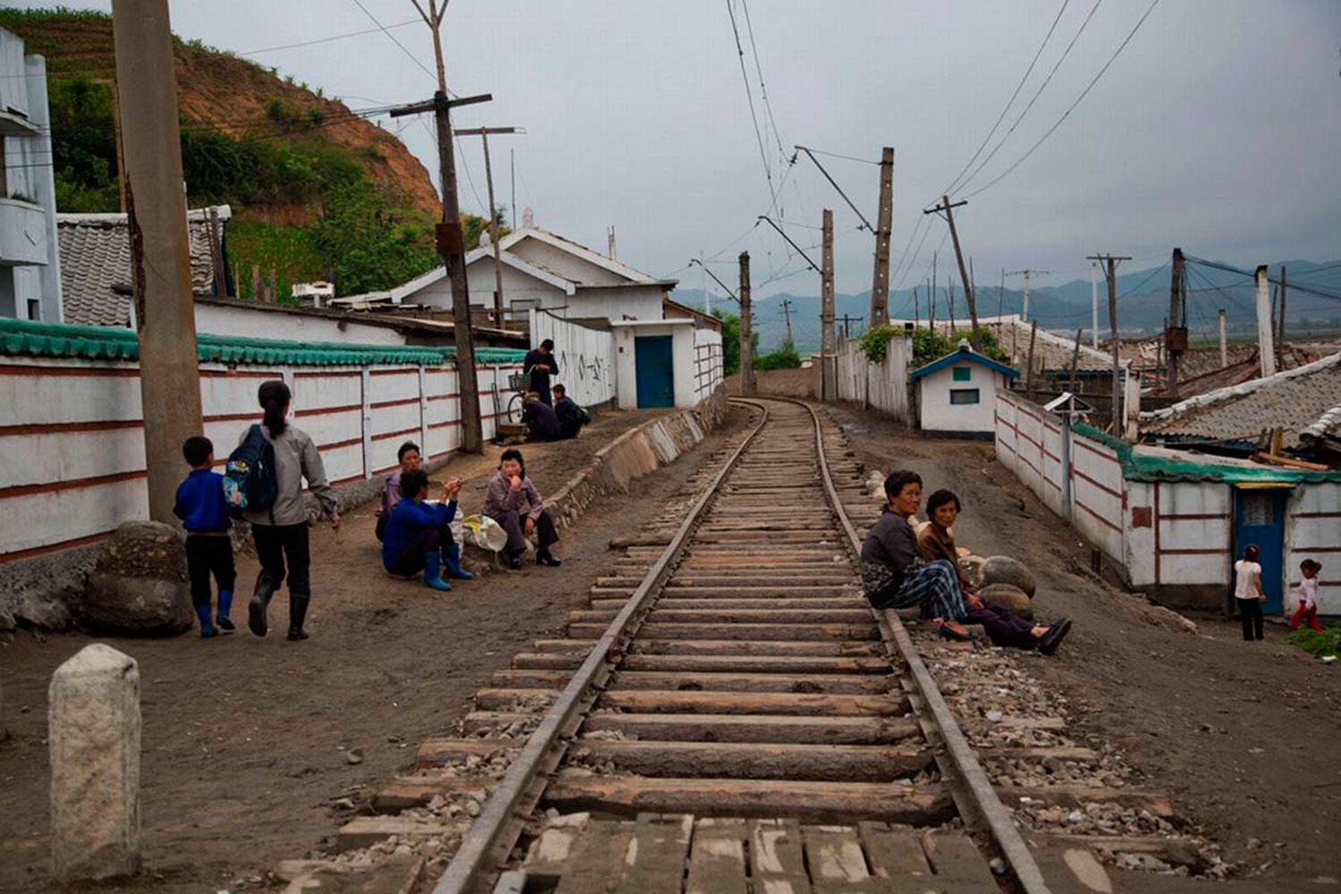 Människor vid en järnväg i provinsen Hamgyong i norra Nordkorea.