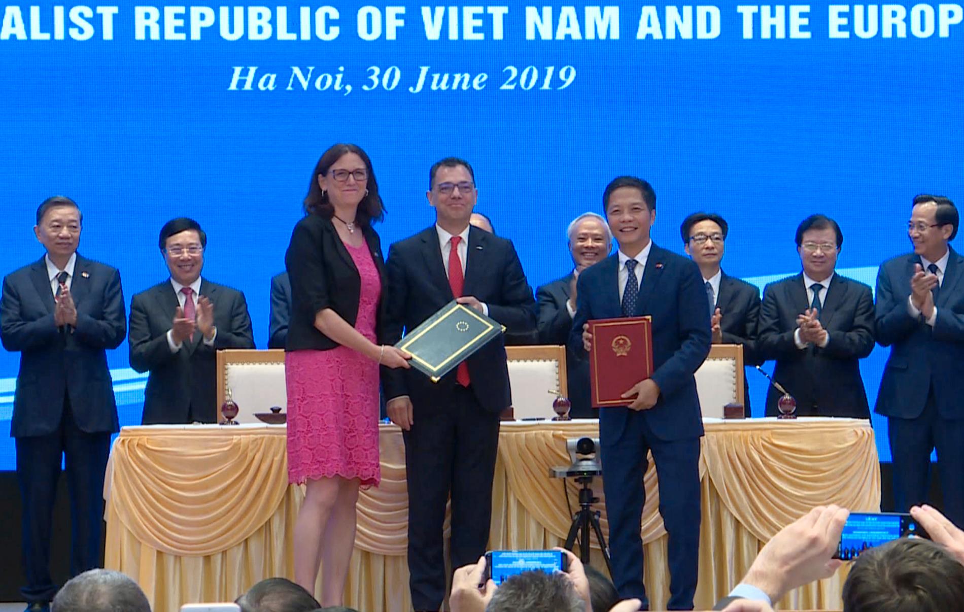 EU:s tidigare handelskommissionär Cecilia Malmström tillsammans med Vietnams handelsminister Tran Tuan Anh vid ett möte i Hanoi i somras. Arkivbild.