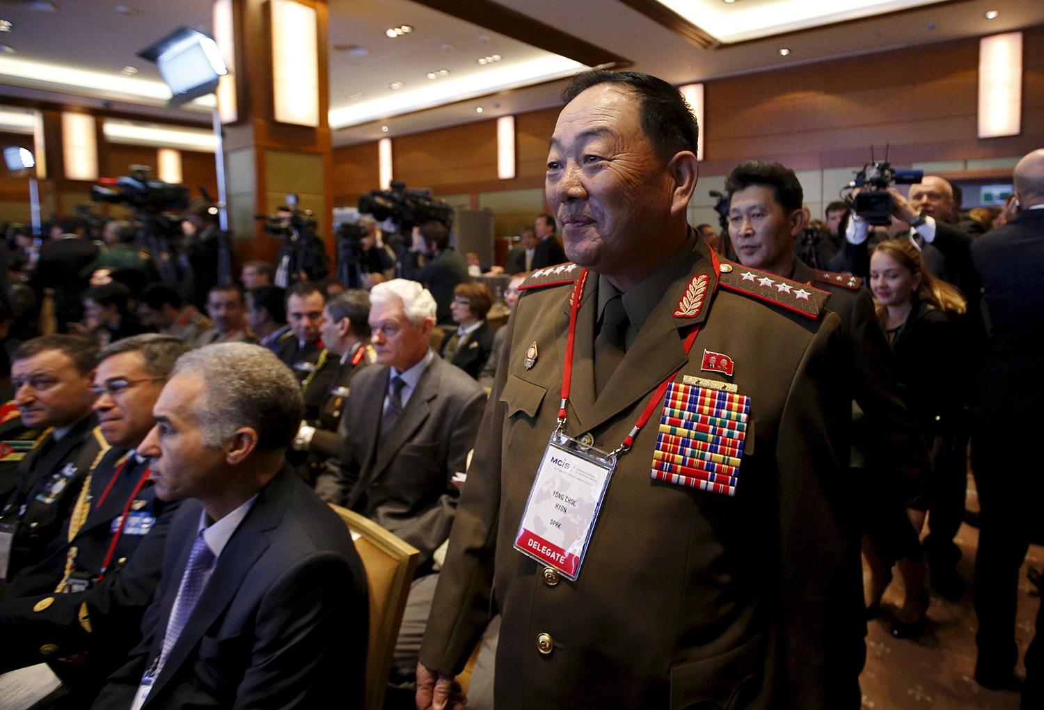 Försvarschefen deltog i en säkerhetskonferens i Moskva så sent som i april, men ska efter det ha råkat slumra till under ett militärt evenemang.