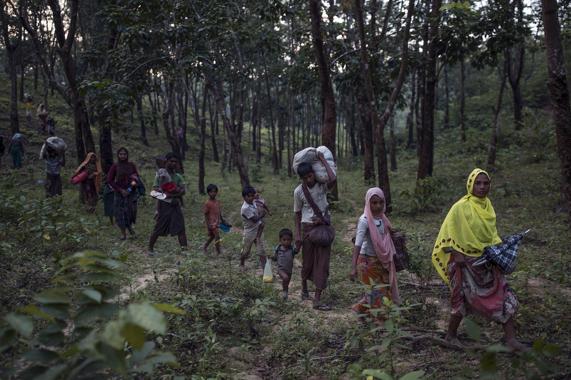 Rohingyaflyktingar tar sig till säkerhet i Bangladesh.  