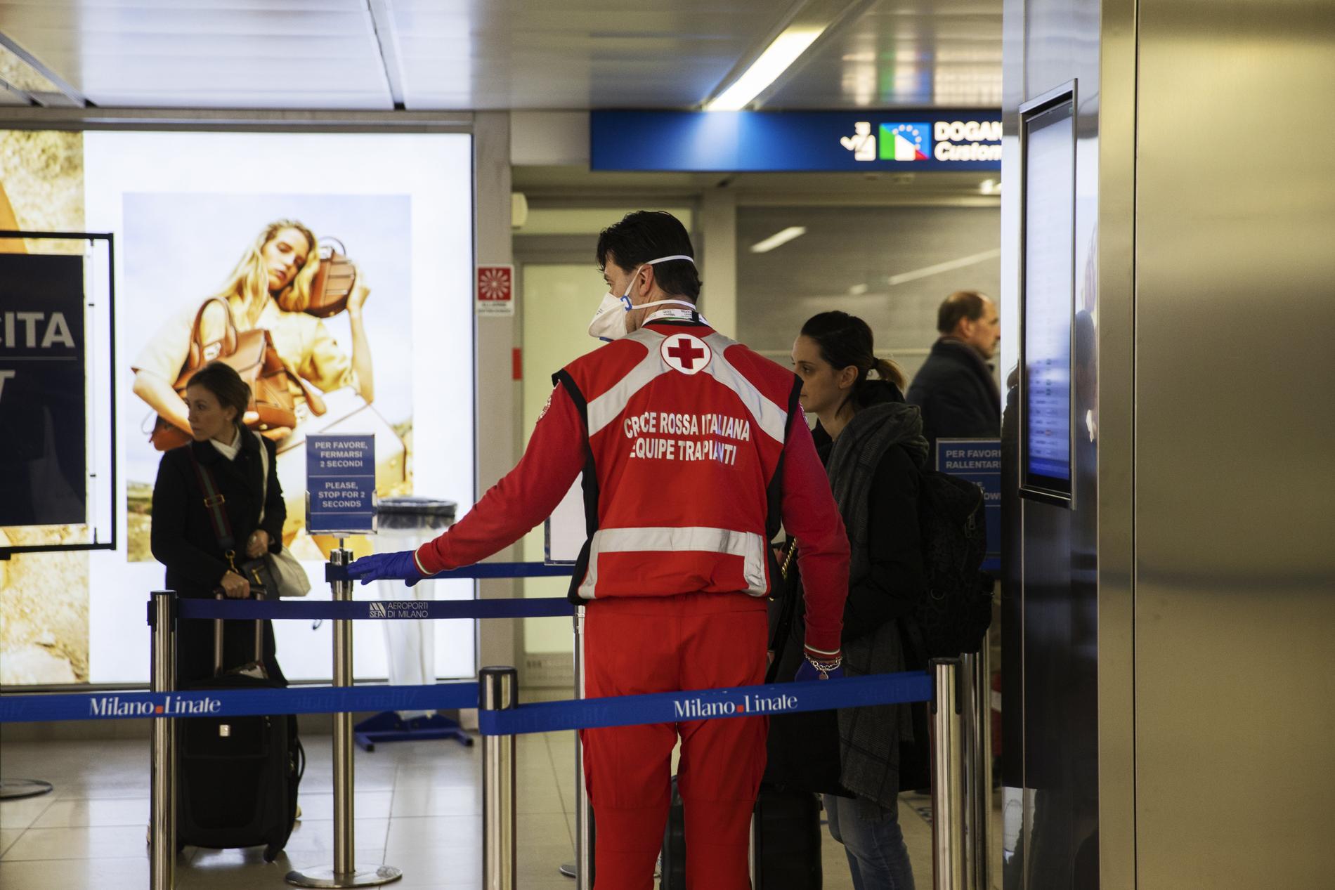 Personal på flygplatsen Linate i Milano kontrollerar ankommande.