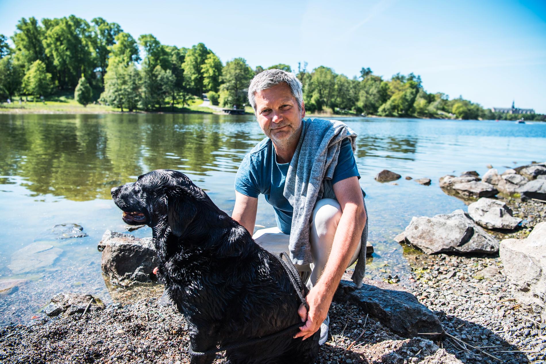 Peter Lindbloms hund älskar att bada. 